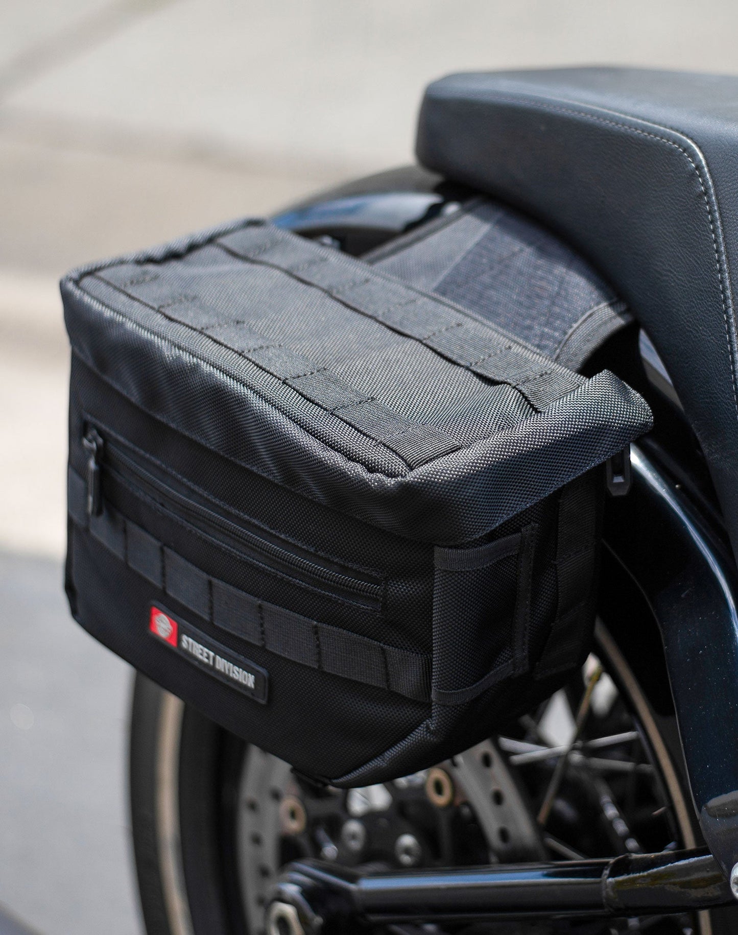 10L - Patriot Small Motocicleta Throw Over Alforjas para Harley Softail Slim FLS