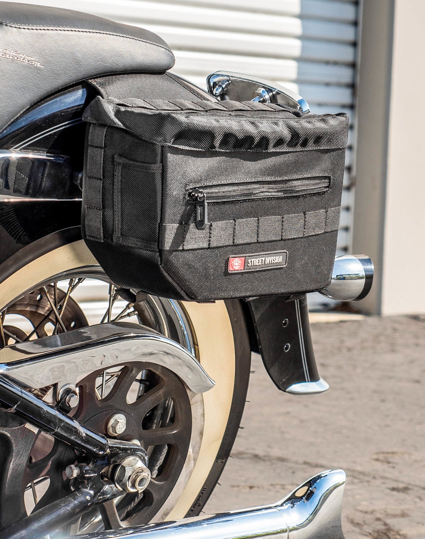10L - Patriot Small Motocicleta Throw Over Alforjas para Harley Softail Deluxe FLSTN/I
