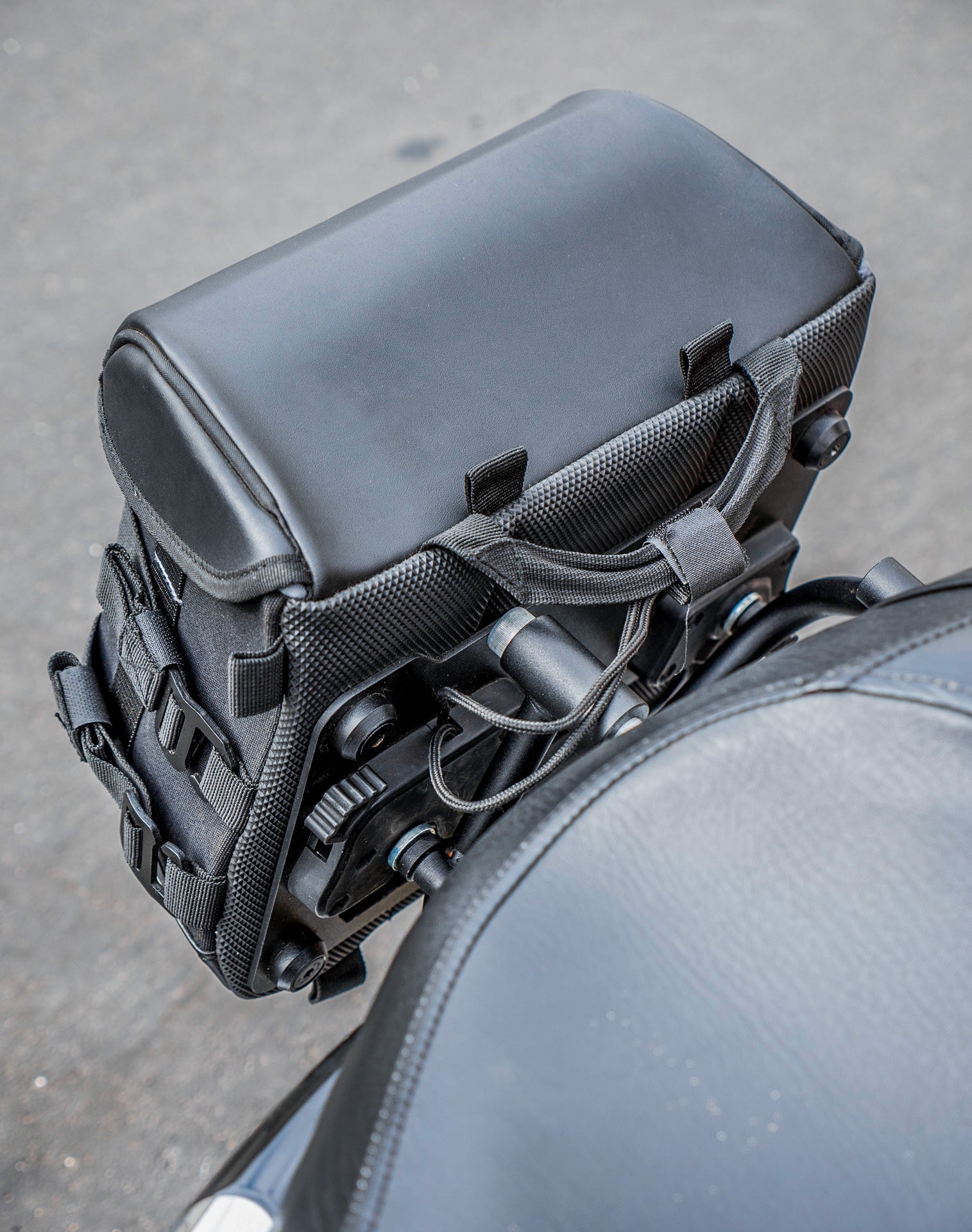 10L - Incognito Quick Mount Small Solo Motocicleta Alforja (Right Only) para Harley Sportster 883 Low XL883L