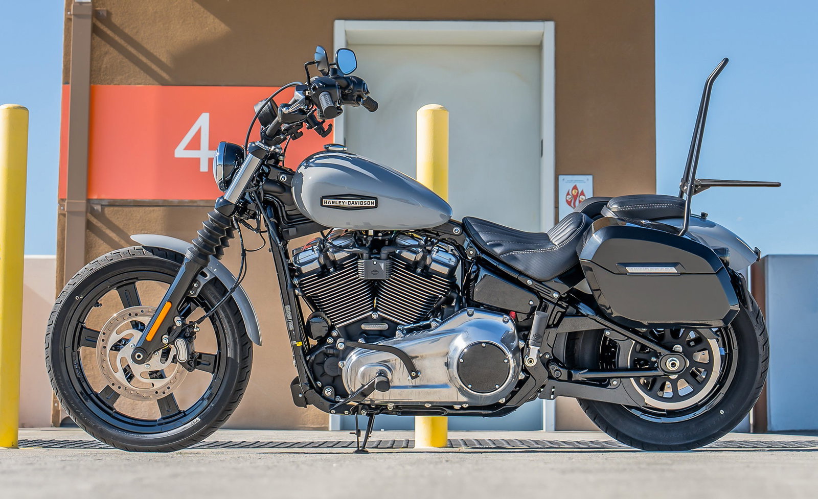 Iron Born Blade 25" Sissy bar with Foldable Luggage Rack para Harley Softail Street Bob Matte Black