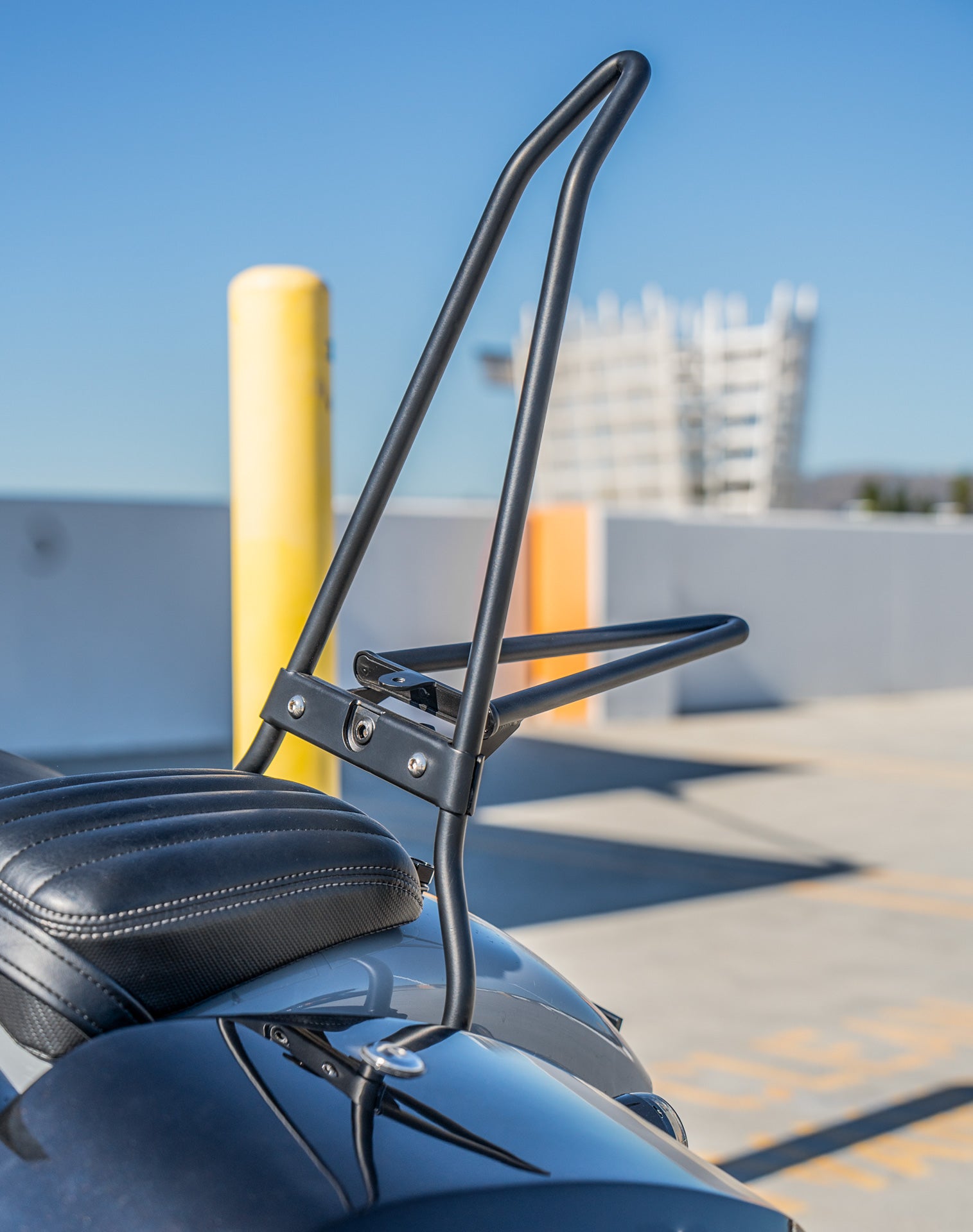 Iron Born Blade 25" Sissy bar with Foldable Luggage Rack para Harley Softail Street Bob Matte Black