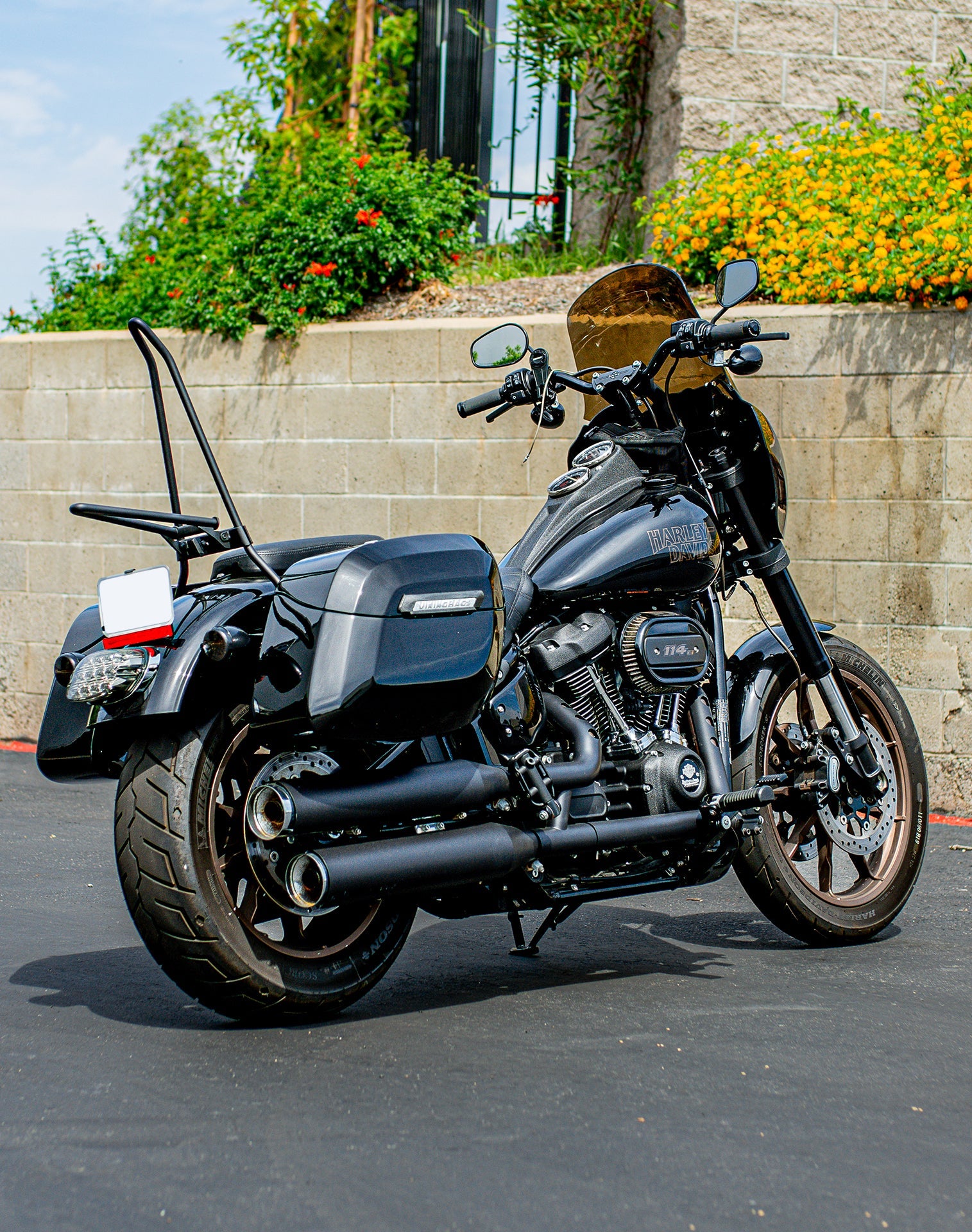 Iron Born Blade 25" Sissy bar with Foldable Luggage Rack para Harley Softail Low Rider S FXLRS Matte Black