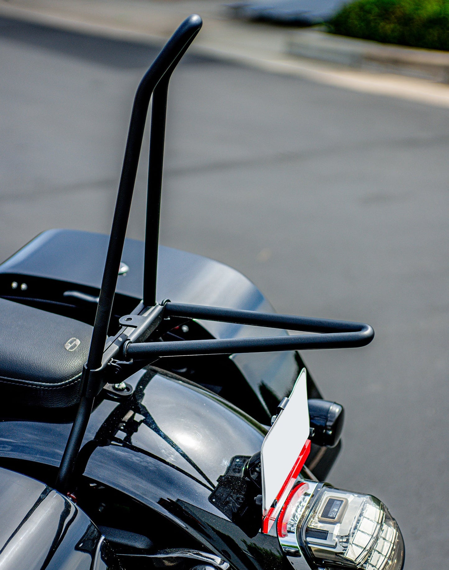 Iron Born Blade 25" Sissy bar with Foldable Luggage Rack para Harley Softail Low Rider S FXLRS Matte Black