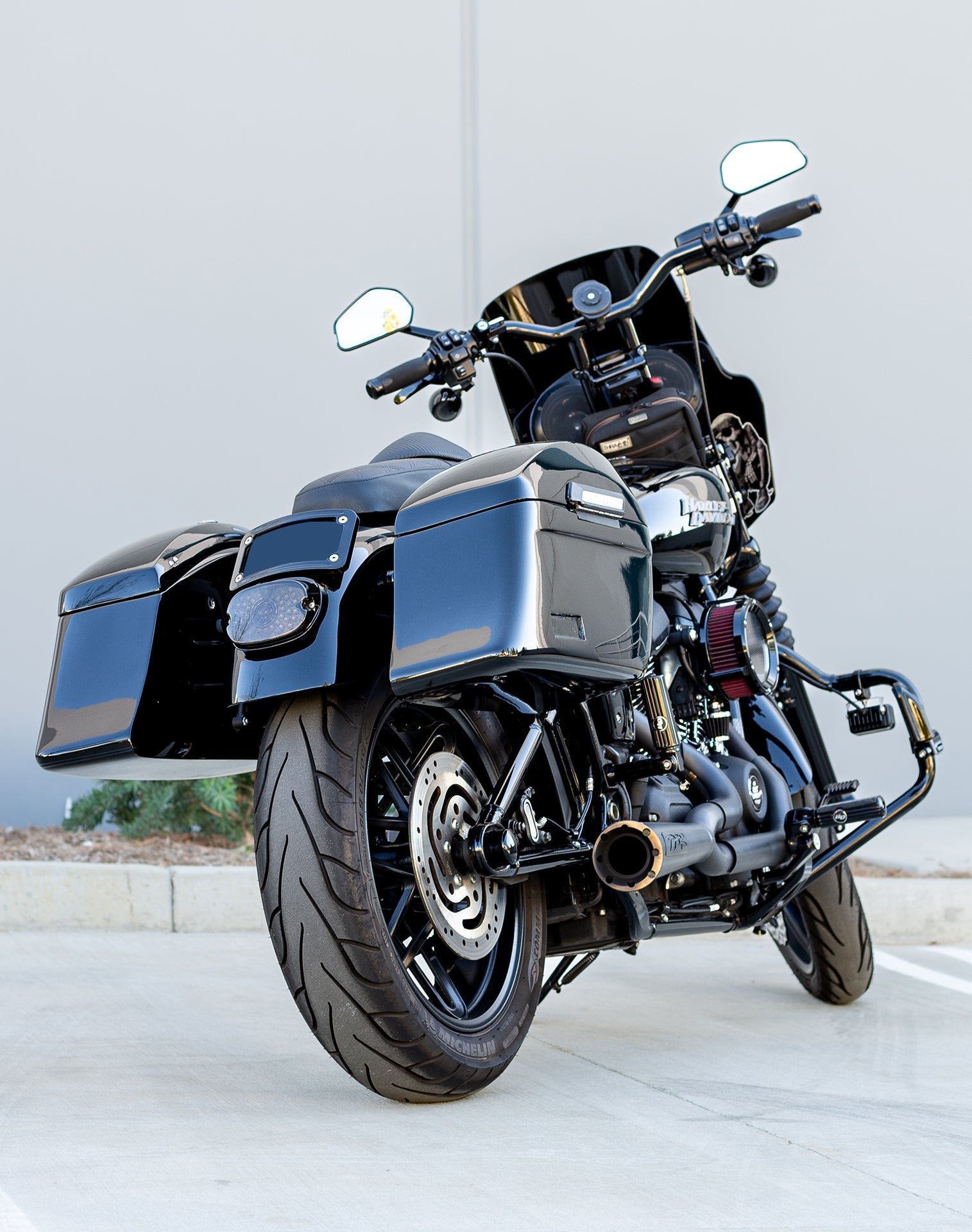 44L - Lamellar Stallion Extra Large Painted Motocicleta Hard Alforjas para Harley Softail Street Bob FXBB/S