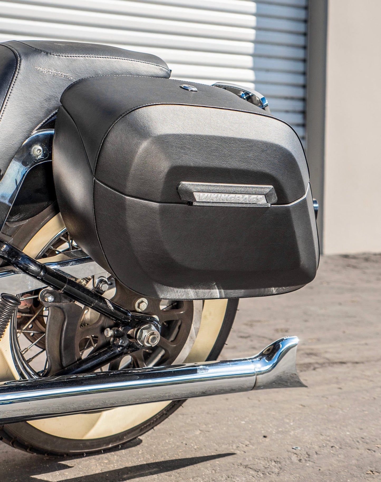 40L - Lamellar Raven Extra Large Leather Covered Motocicleta Hard Alforjas para Harley Softail Deluxe FLSTN/I