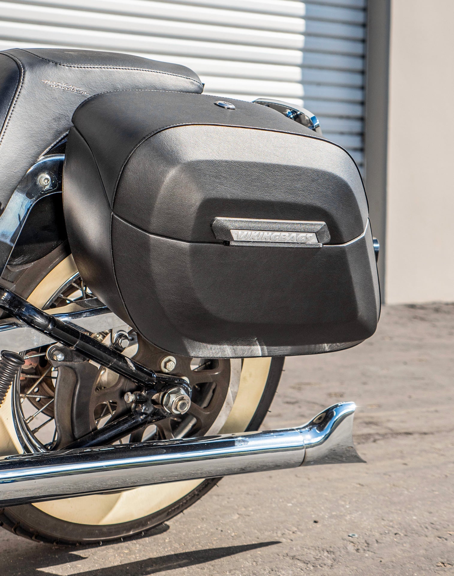 40L - Lamellar Raven Extra Large Leather Covered Motocicleta Hard Alforjas para Harley Softail Deluxe FLSTN/I