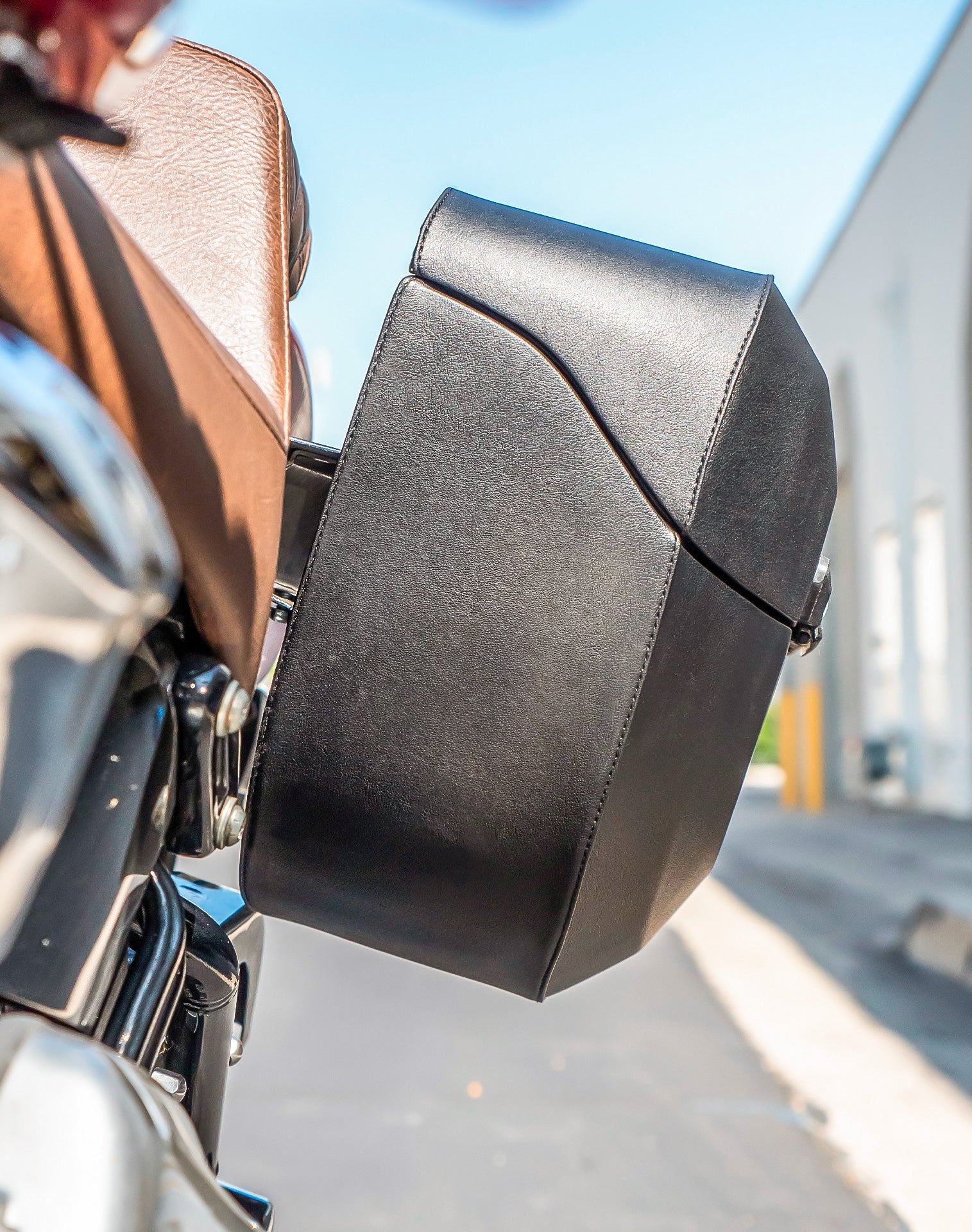 40L - Lamellar Raven XL Leather Covered Motocicleta Hard Alforjas para Harley Softail Slim FLS