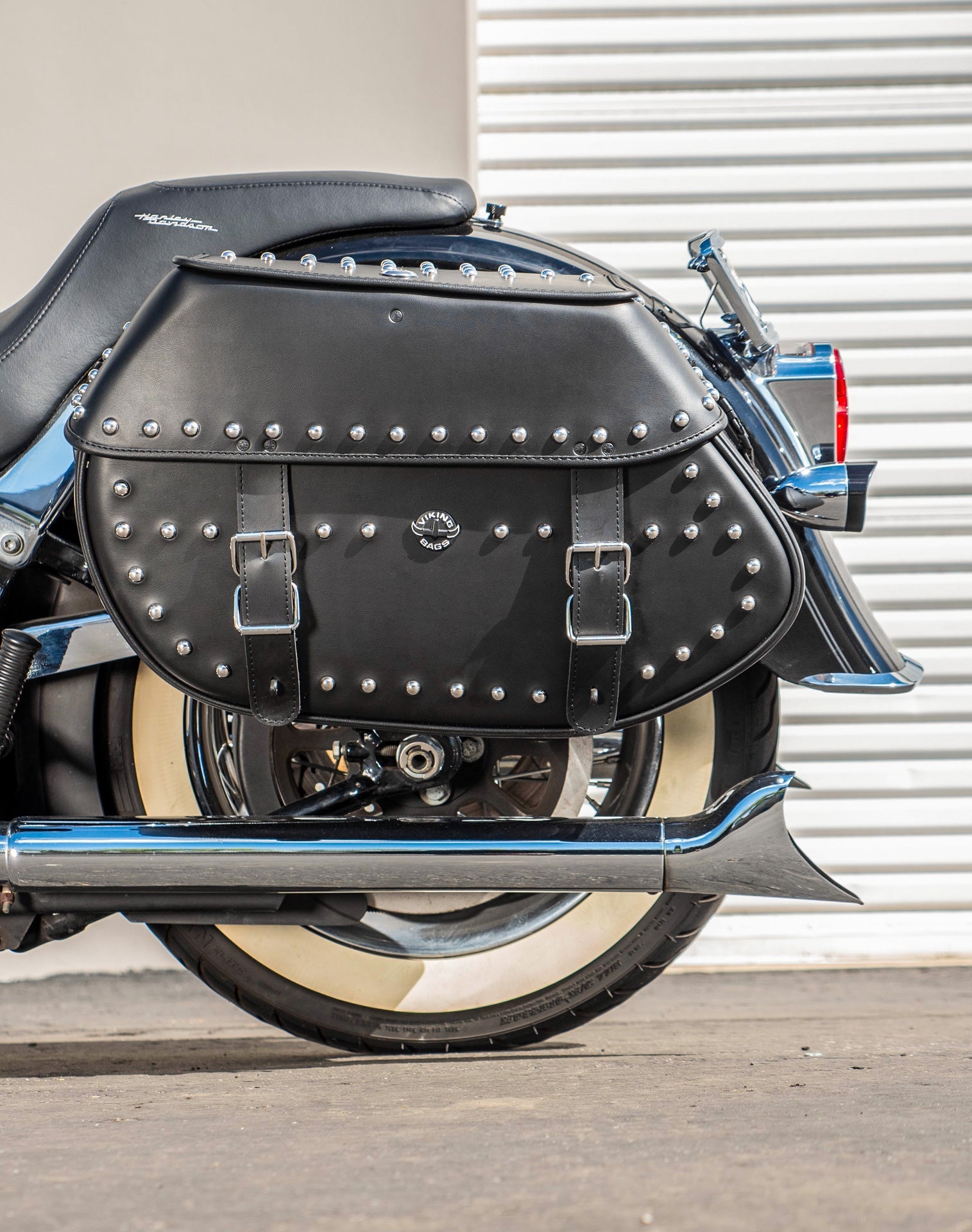 35L - Legacy Extra Large Studded Leather Motocicleta Alforjas para Harley Softail Deluxe FLSTN/I