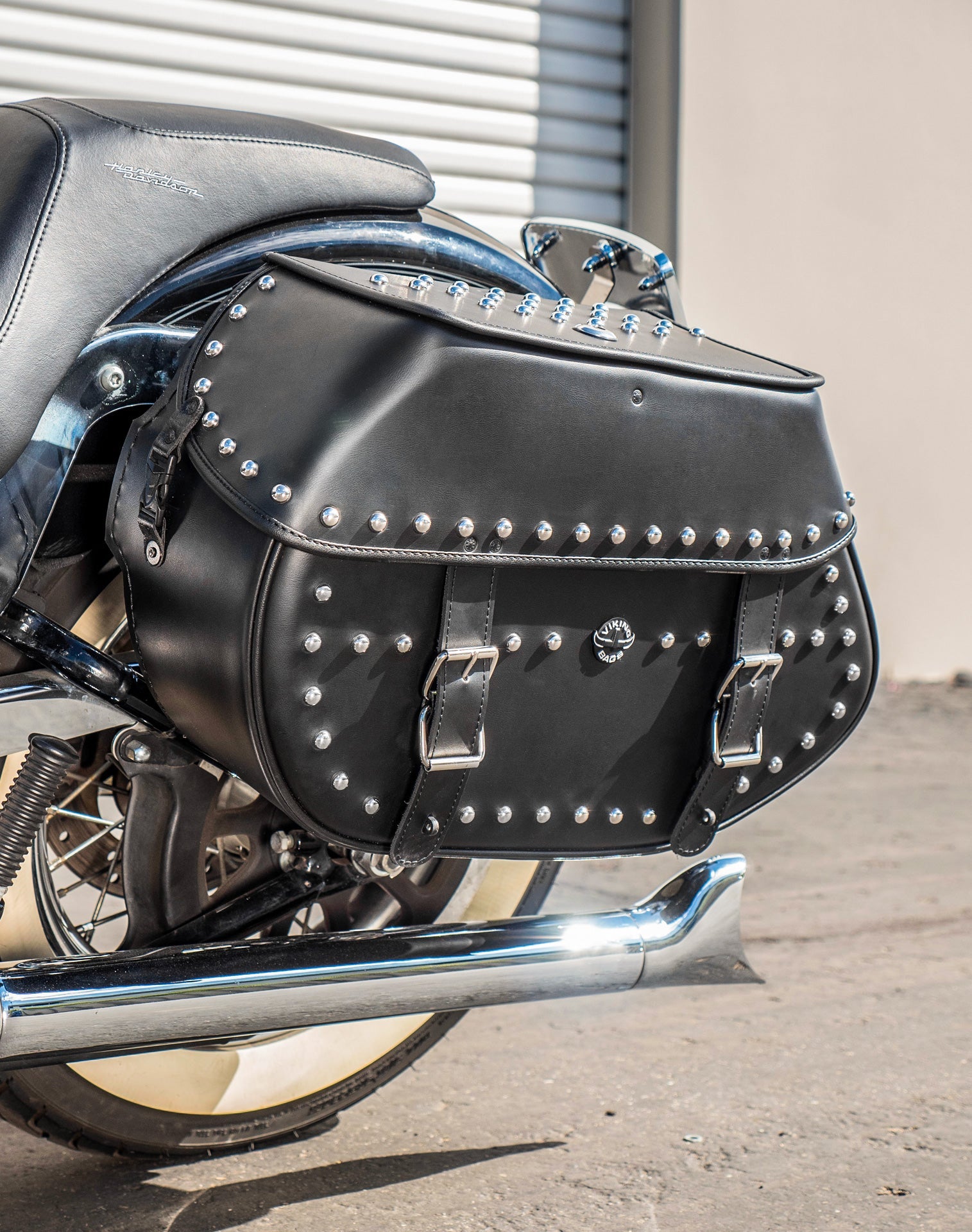 35L - Legacy Extra Large Studded Leather Motocicleta Alforjas para Harley Softail Deluxe FLSTN/I
