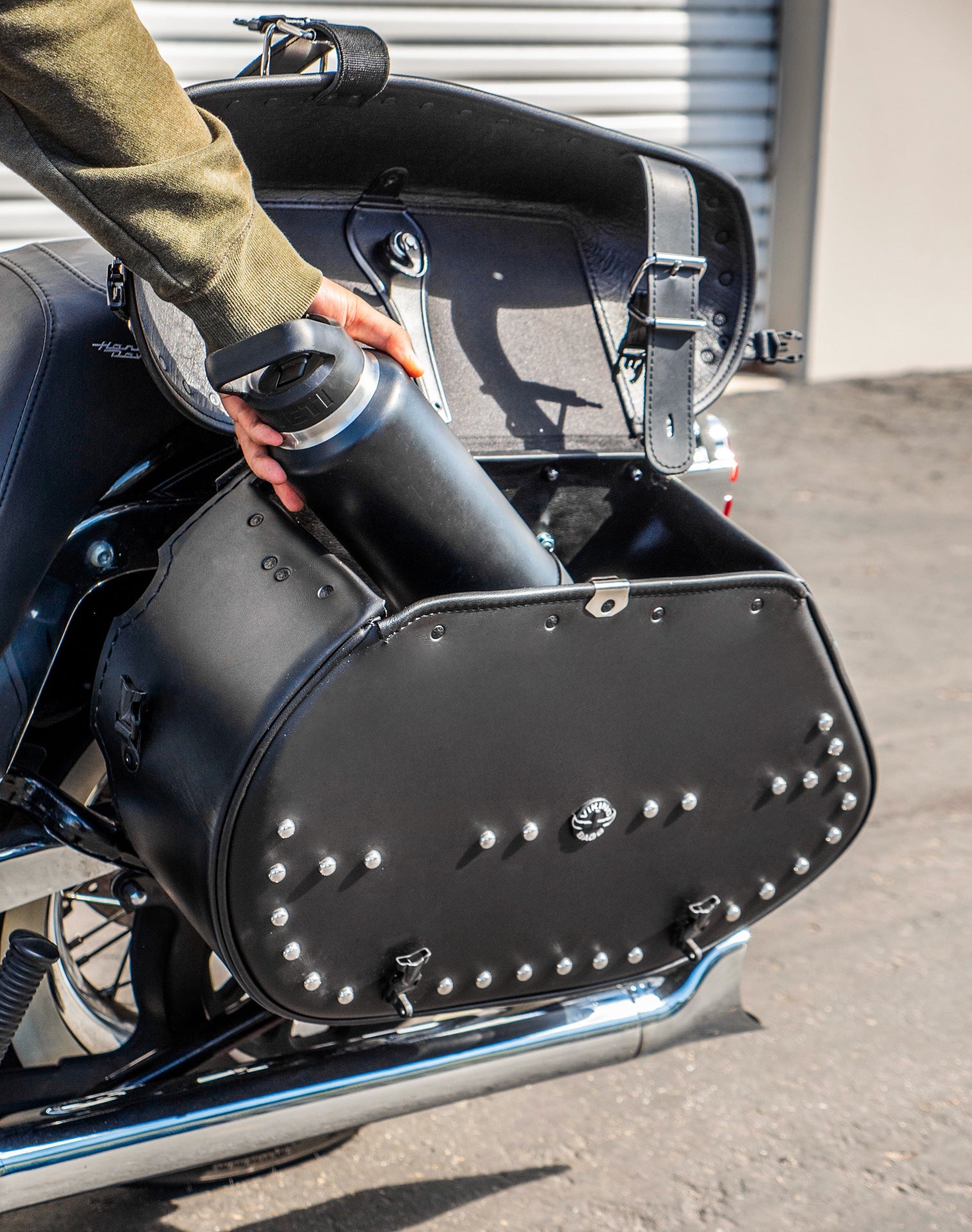 35L - Legacy Extra Large Studded Leather Motocicleta Alforjas para Harley Softail Deluxe FLSTN/I
