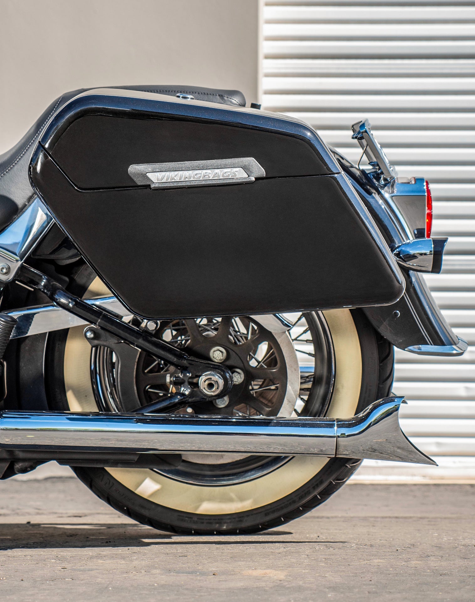 42L - Baldur Extra Large Painted Motocicleta Hard Alforjas para Harley Softail Deluxe FLSTN/I