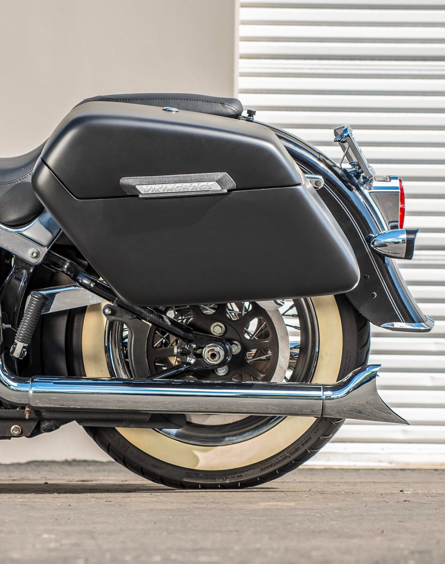 42L - Baldur Extra Large Matte Motocicleta Hard Alforjas para Harley Softail Deluxe FLSTN/I