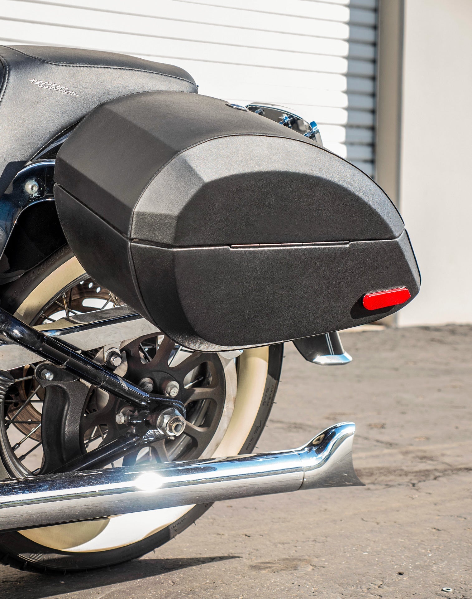 28L - Phantom Large Leather Wrapped Motocicleta Hard Alforjas para Harley Softail Deluxe FLSTN/I