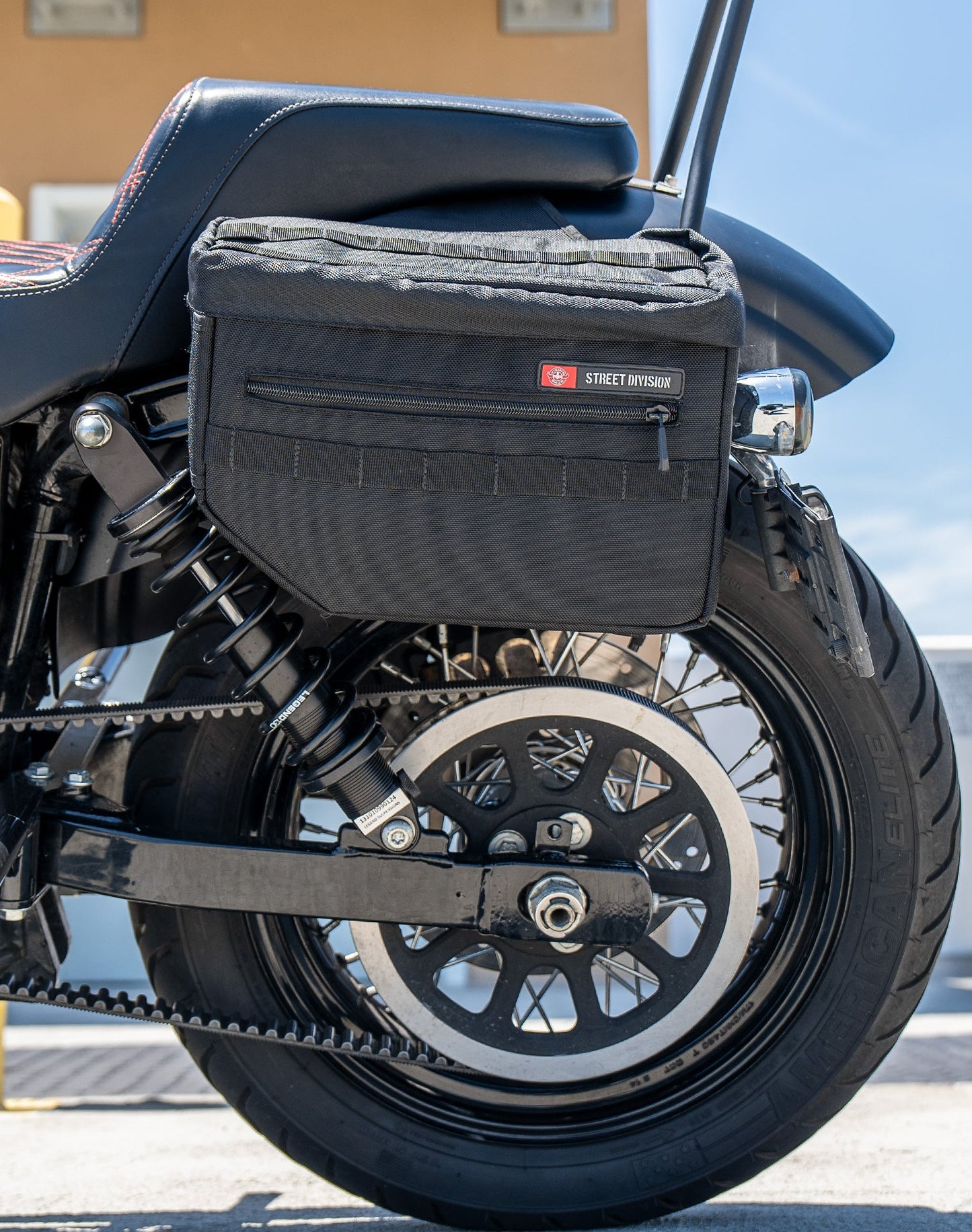 18L - Patriot Medium Motocicleta Throw Over Alforjas para Harley Dyna Street Bob FXDB