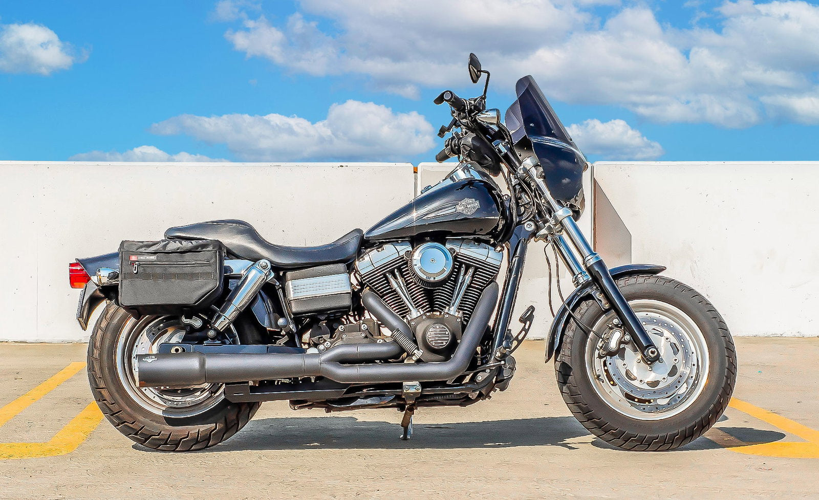 18L - Patriot Medium Motocicleta Throw Over Alforjas para Harley Dyna Fat Bob FXDF/SE